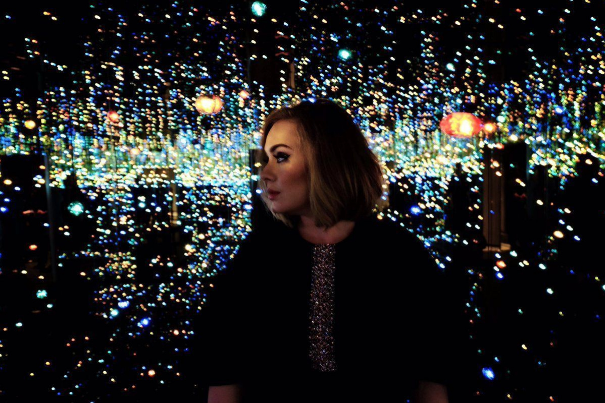Адель представила песню в "Бесконечной зеркальной комнате" - инсталляции Яеи Кусамы