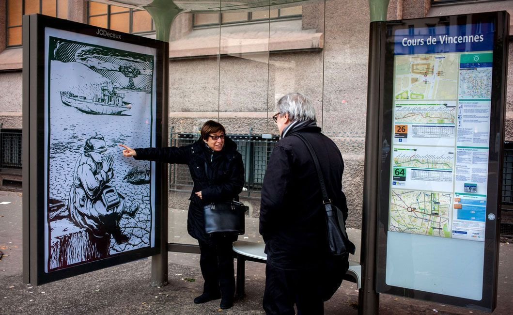 «Брендализм» в Париже: стрит-арт обвиняет корпорации в лицемерии