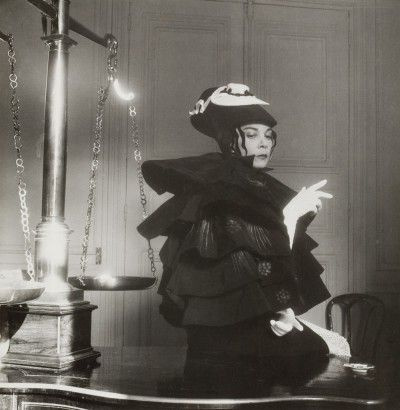 Леонор Фини в образе персонажа Обри Бердслея. Париж. 1951. Фото Андре Остье. Источник 