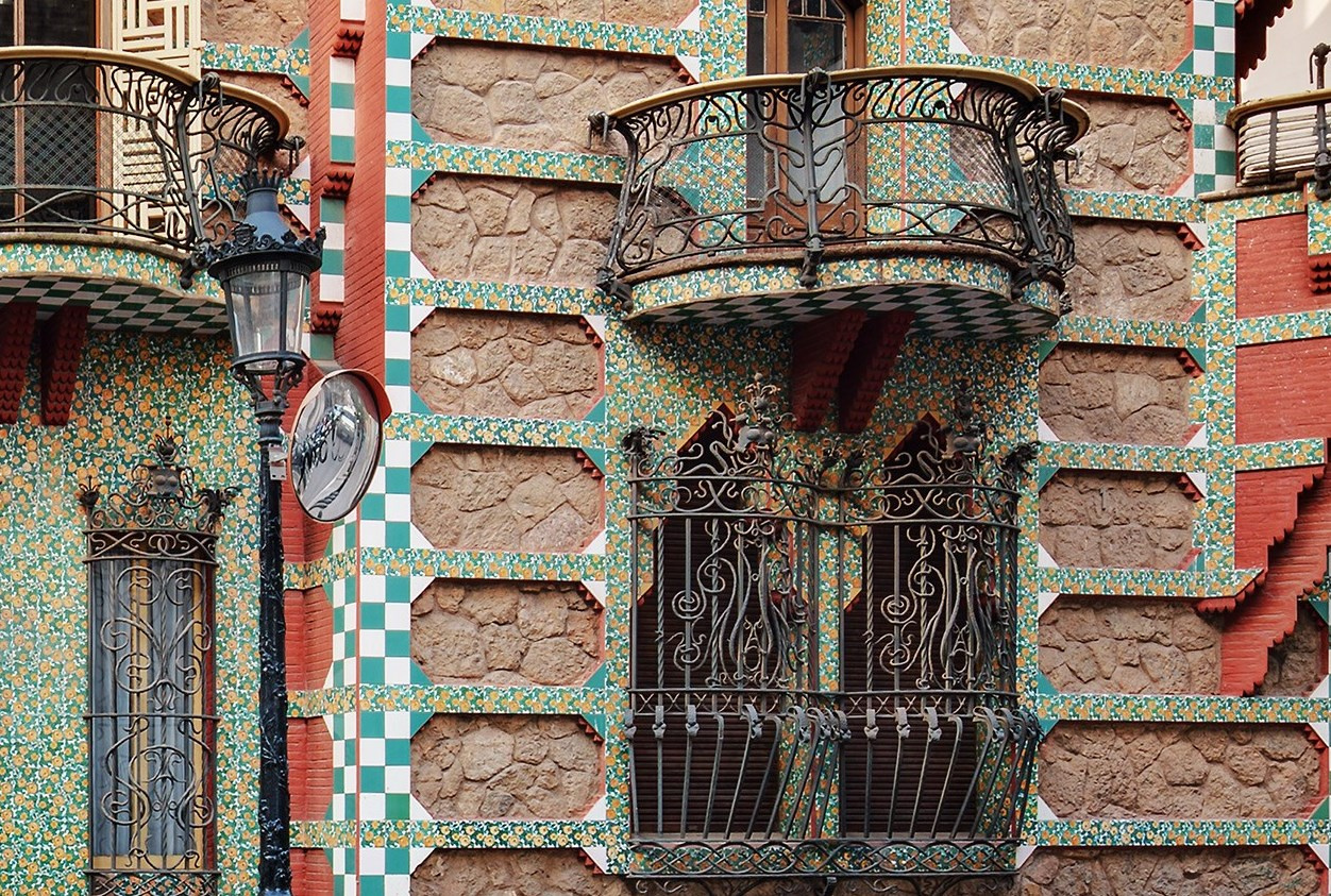 Первый дом, построенный Гауди, открыл свои двери в Барселоне в качестве музея Гауди, Винсенса, здания, также, архитектора, особняк, Vicens, Висенса, течение, первый, некоторые, стоимость, интерьеров, только, Барселоне, который, проект, музея, между, декор