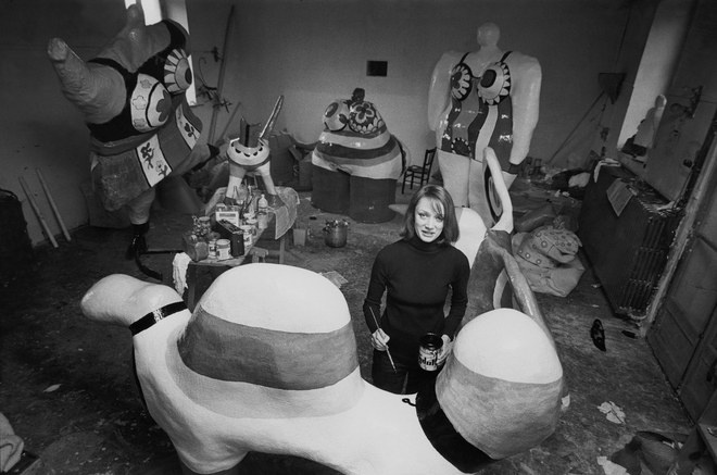 Ники де Сен-Фалль в мастерской, 1971. Фотограф: Джек Нисберг