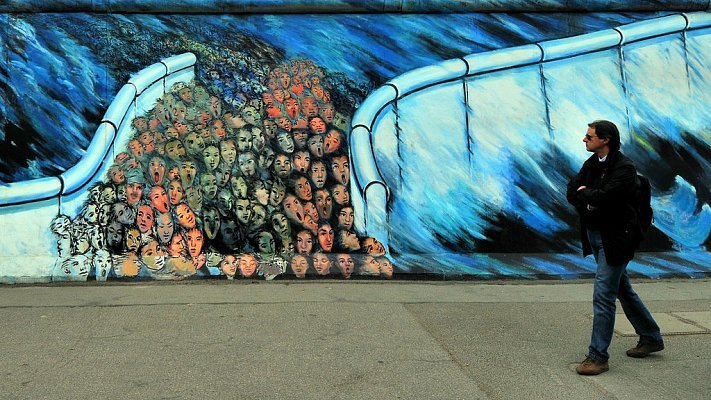 Самый знаменитый рисунок из 106 картин Берлинской стены — фреска, созданная Дмитрием Врубелем, котор
