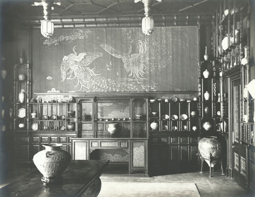 «Павлинья комната» в доме Фрира, Детройт, 1908. На фото — коллекция керамики Чарльза Фрира в интерье