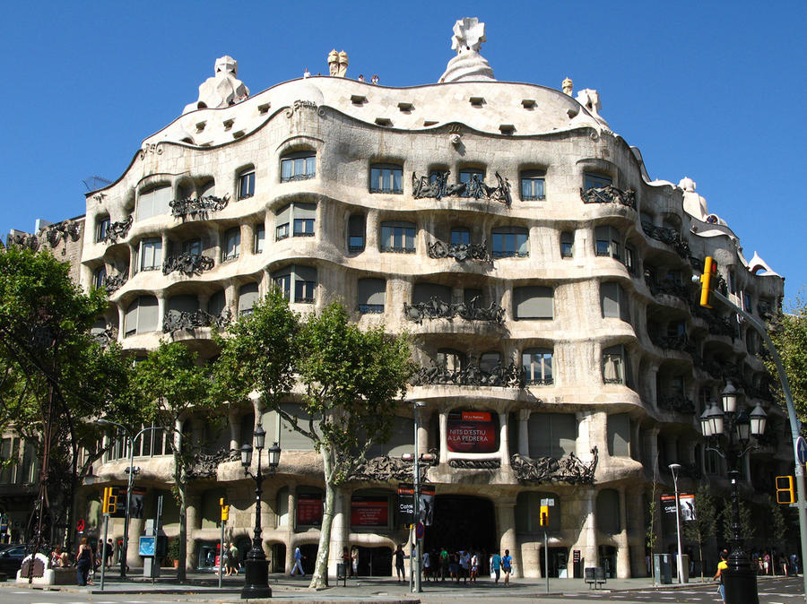 Фасад дома Casa Mila. Жители Барселоны не сразу приняли внешний вид здания. Многие смеялись над домо