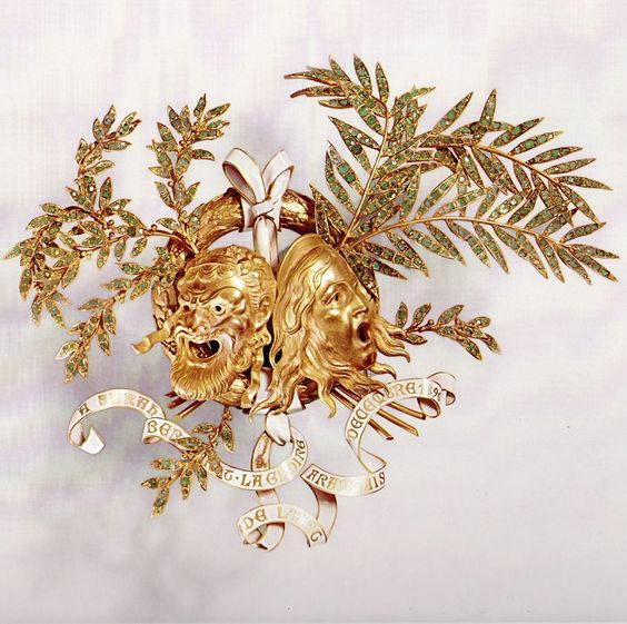Брошь из золота, эмали и изумрудов, выполненная Рене Лаликом, ок. 1896. Посвящается Саре Бернар. Кол