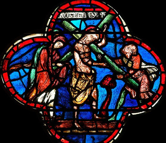 Витраж Иисус несет на Голгофу свой крест. Фрагмент витража в Буржском соборе.
Источник фото - Arzama