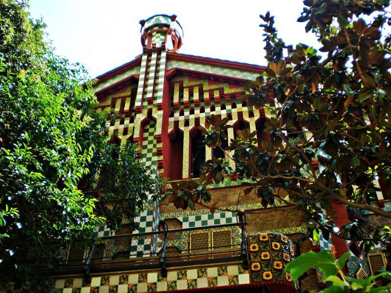 Самый первый дом Гауди откроют для посетителей, а со строительством Саграда Фамилия опять проблемы
