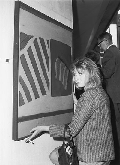24-летняя Полин Боти около своей картины "Живопись" в Британском конгрессе профсоюзов, 1962. Источни