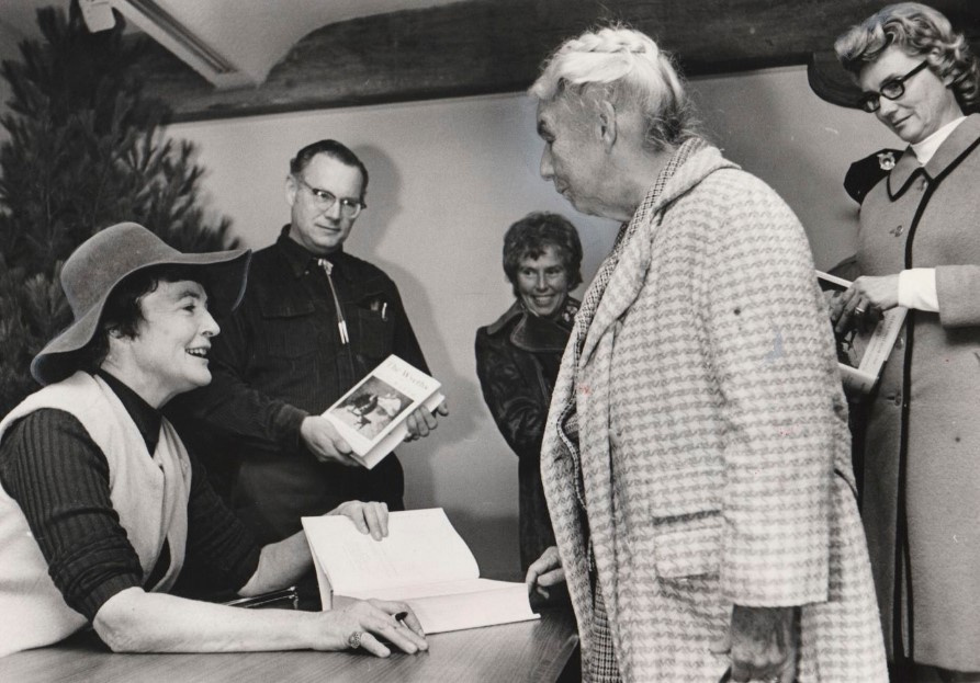 Бетси Уайет (слева) подписывает свою книгу «Уайеты» в 1982 году