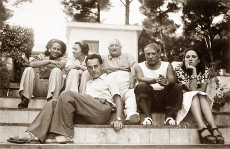 Пикассо, Дора Маар и Ман Рэй в компании, Антиб, 1937
