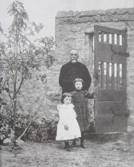 Василий Поленов с дочерьми.