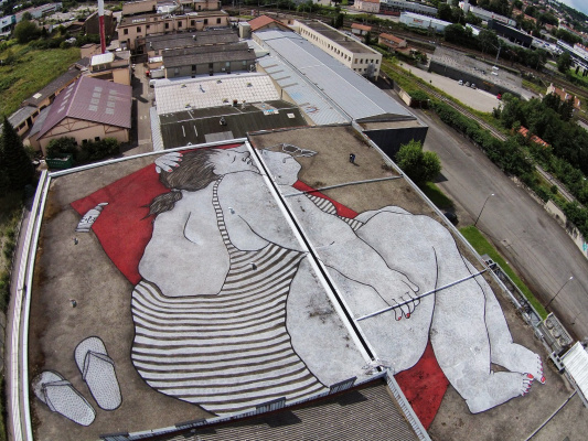 Французский дуэт художников Элла и Питр (Ella & Pitr) выполнили эту гигантскую работу на крыше здани