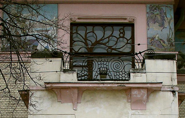 Балкон со спиралевидными глазами сов на фоне фриза с орхидеями. Особняк Рябушинского.