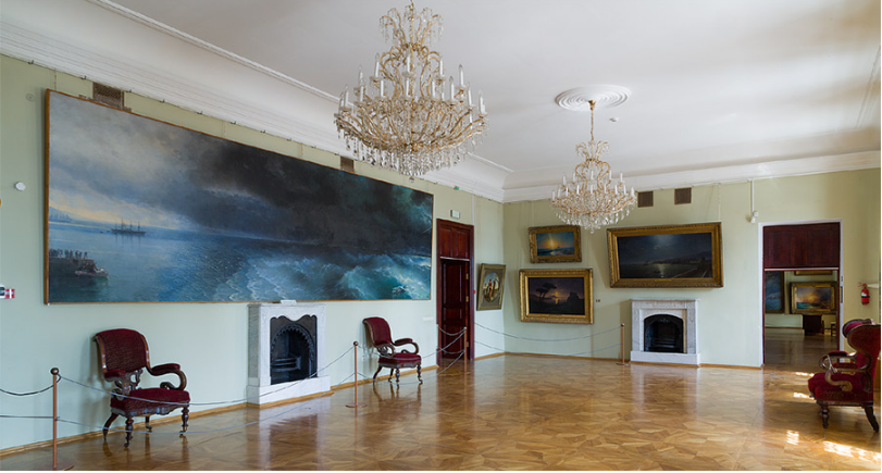 Одна из гостиных в доме Айвазовского, ныне экспозиционный зал. Фото - Третьяковская галерея.