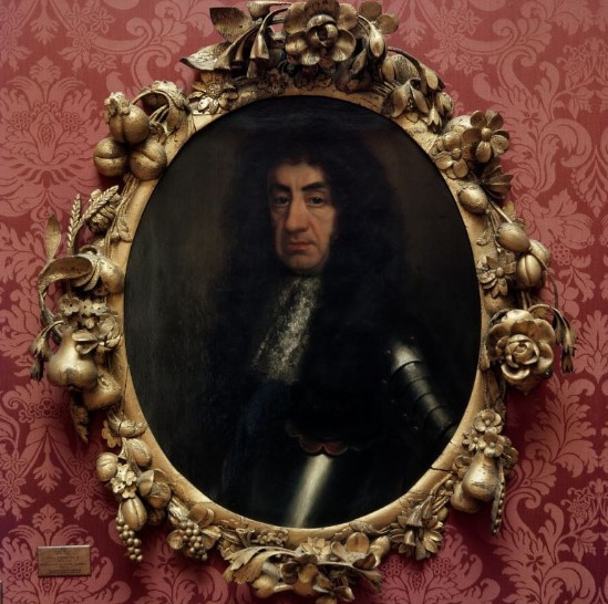 Экспонат Эшмолиана — один из двух овальных портретов, атрибутированных Джону Райли, на котором изобр