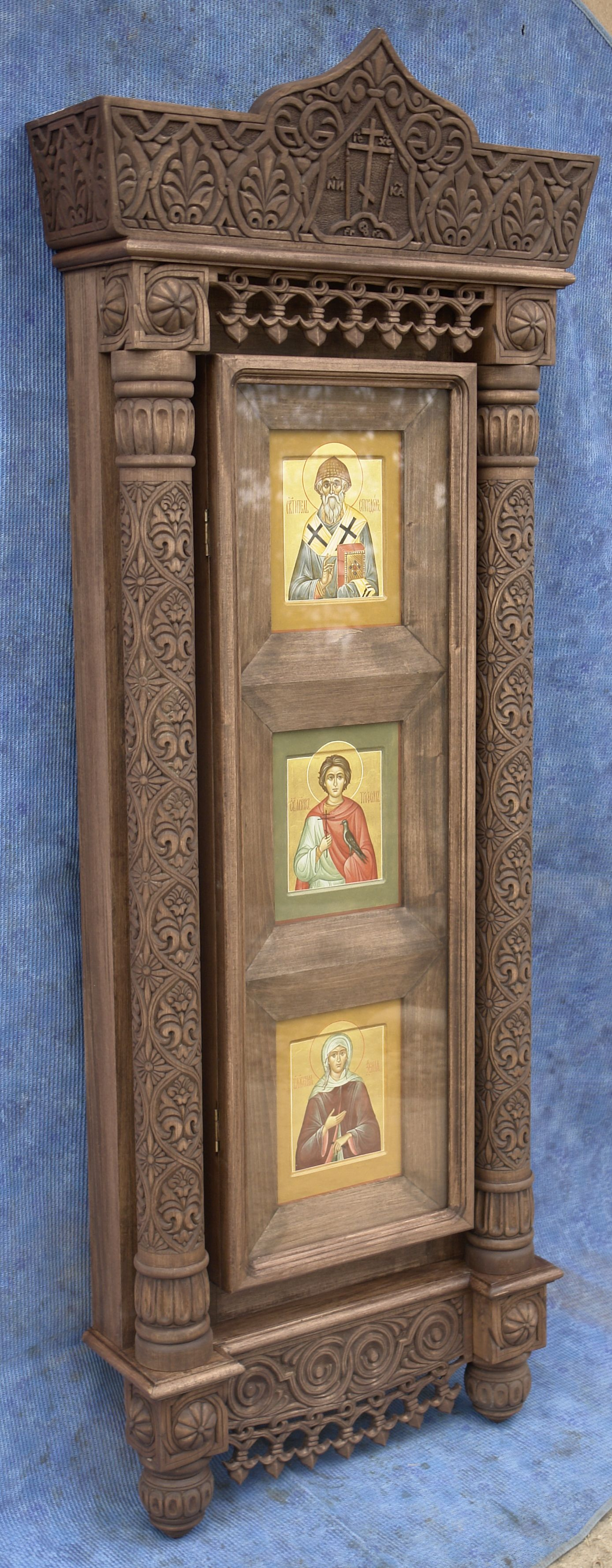 Московская Иконописная Мастерская. Киот резной навесной для трех икон