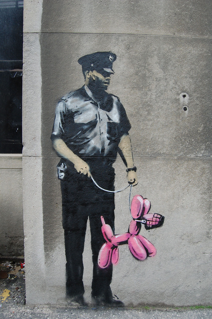 Бэнкси. Полицейский и розовая надувная собачка