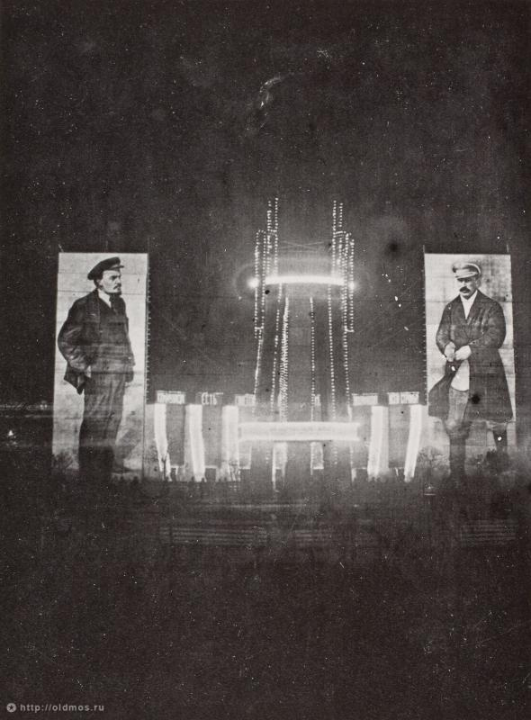 Праздничная иллюминация с портретами вождей, Ленина и Сталина