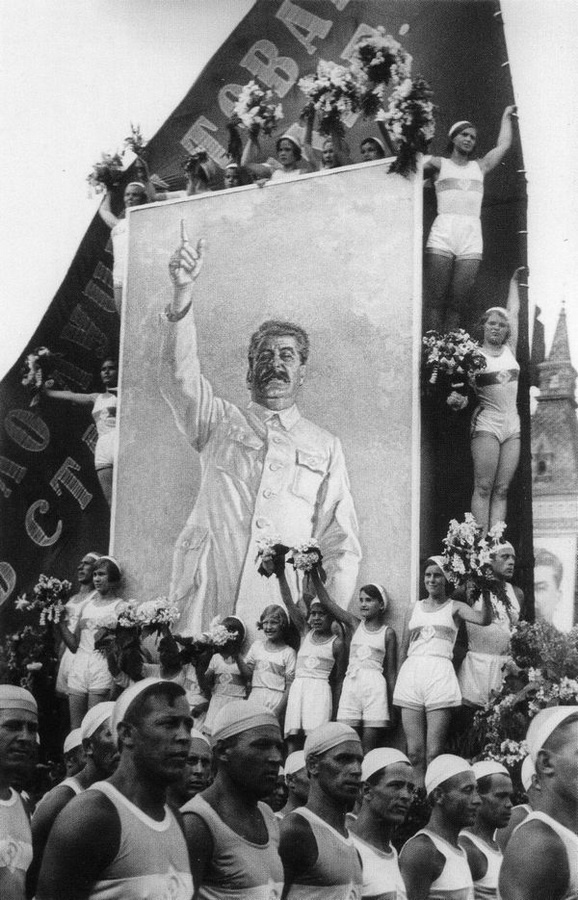 Исторические фото. Портрет Сталина на параде физкультурников в Москве