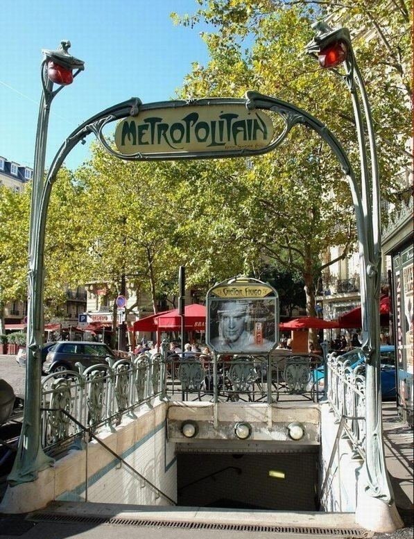 Вход в метро "Виктор Гюго", Париж