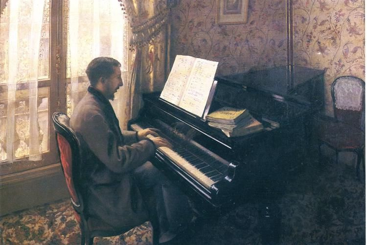 Молодой мужчина играет на рояле