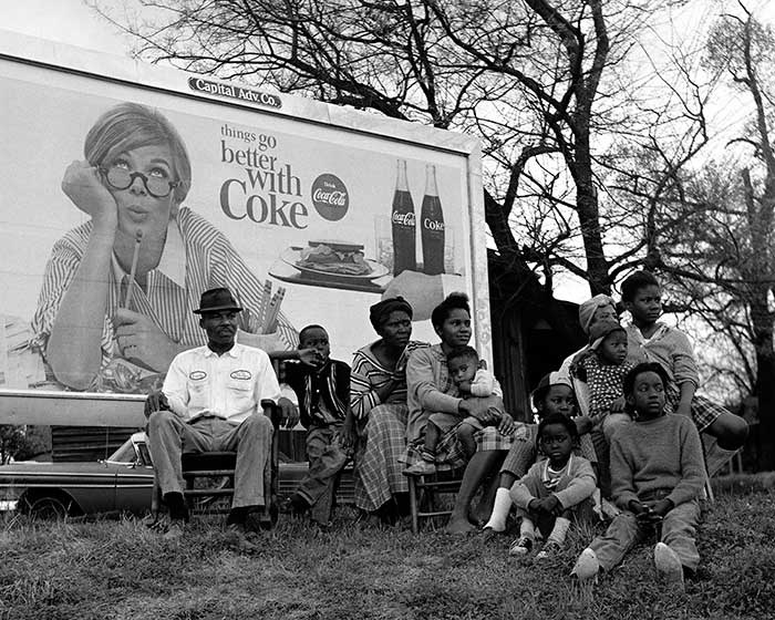Исторические фото. Реклама "Кока-Колы" в день марта за за избирательные права темнокожих американцев