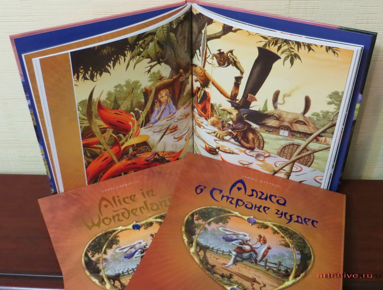 И снова – «Алиса в стране чудес»! Русское издание с иллюстрациями Родни Метьюса – «хитовый» вариант в коллекции