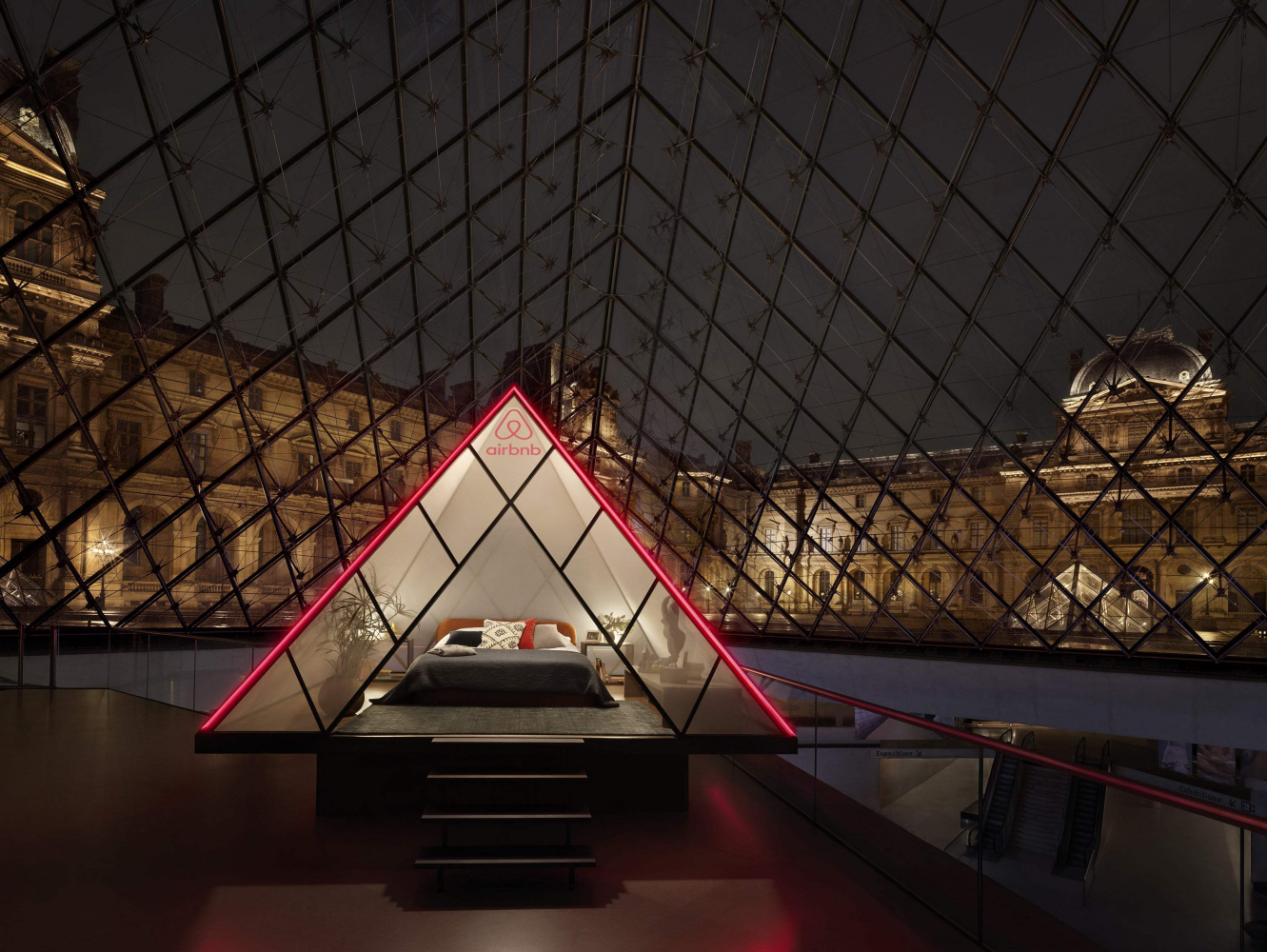 Аперитив с Джокондой и ночь под звездами в знаменитой пирамиде Лувра