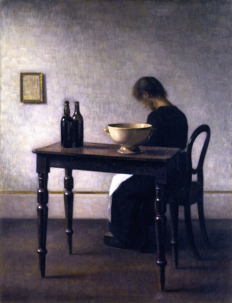 Интерьер с женщиной, сидящей за столом, и керамической чашей