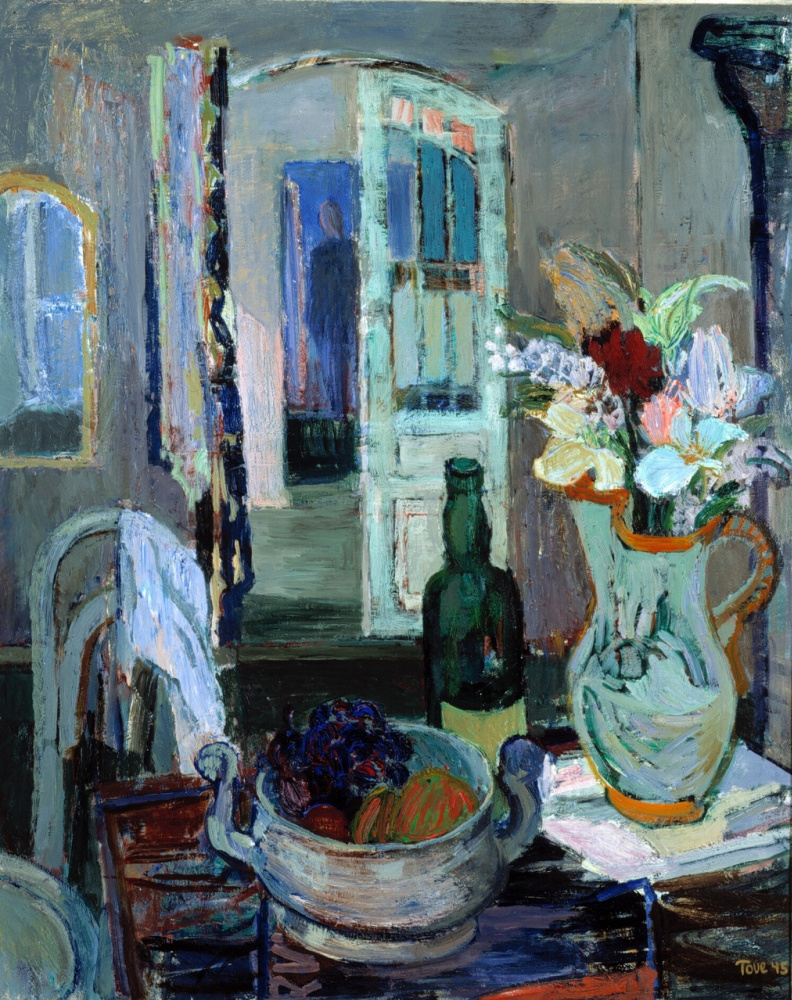 Туве Янссон. Натюрморт с фруктами и цветами на фоне открытой двери