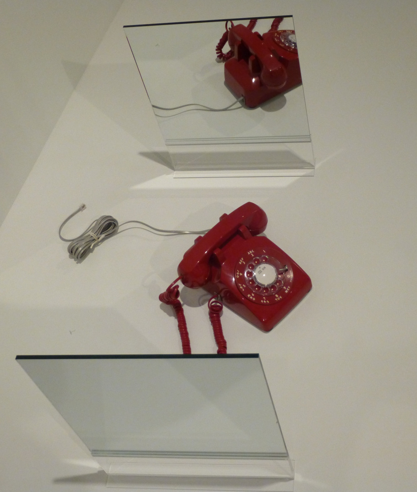 Два двусторонних зеркала и красный телефон