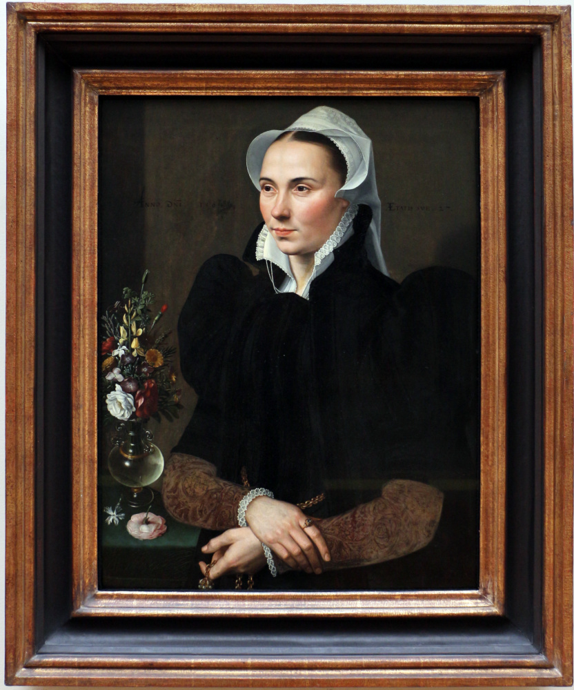Портрет молодой женщины с букетом цветов