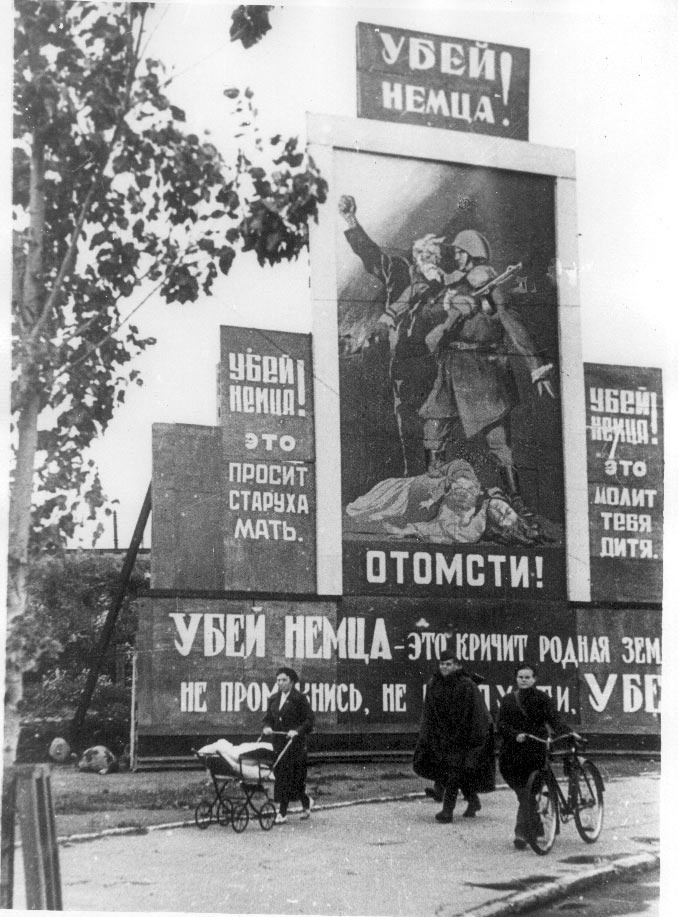 Исторические фото. Плакат "Убей немцы!" в военном Ленинграде