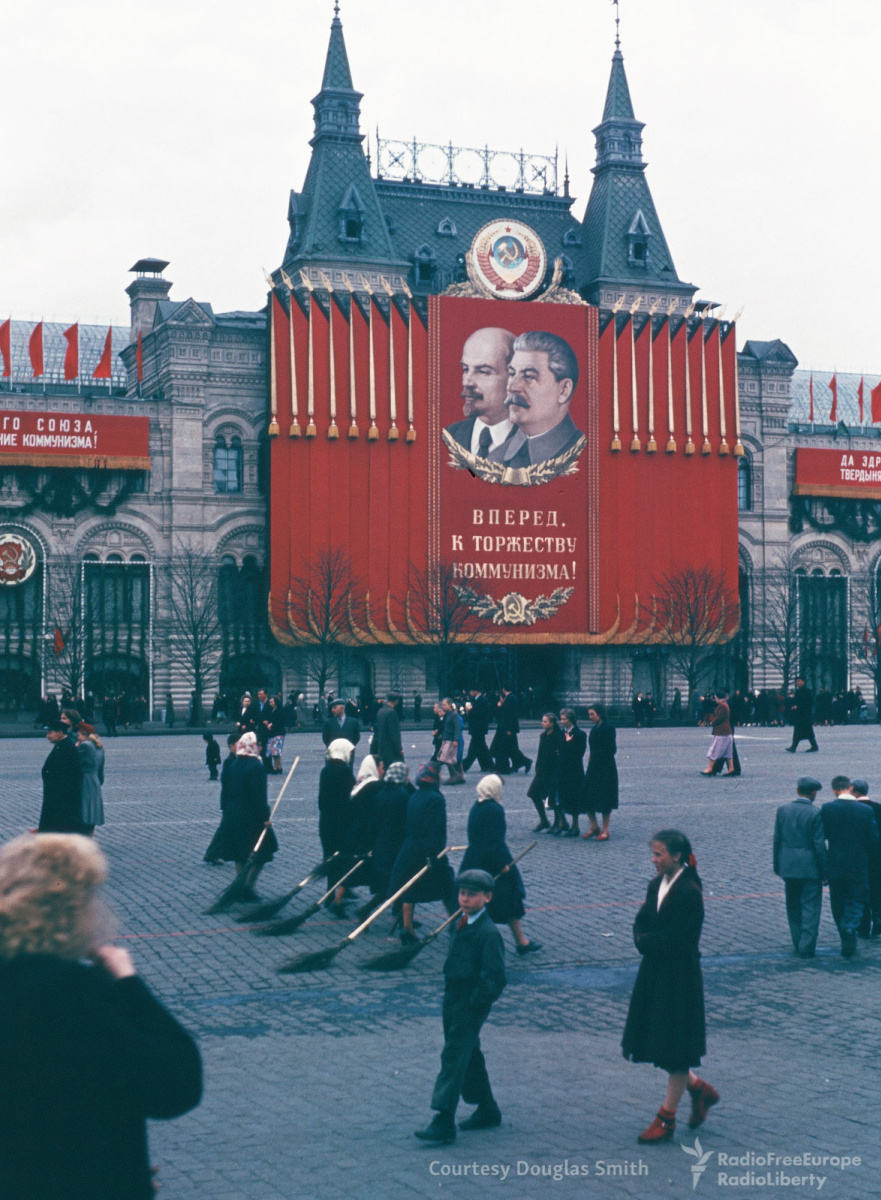 Исторические фото. Дворники и политическая агитация на Красной площади в начале 1950-х