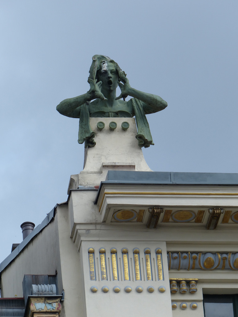 Othmar Schimkowitz. Статуя на крыше многоквартирного дома по улице Линке-винцайле 38