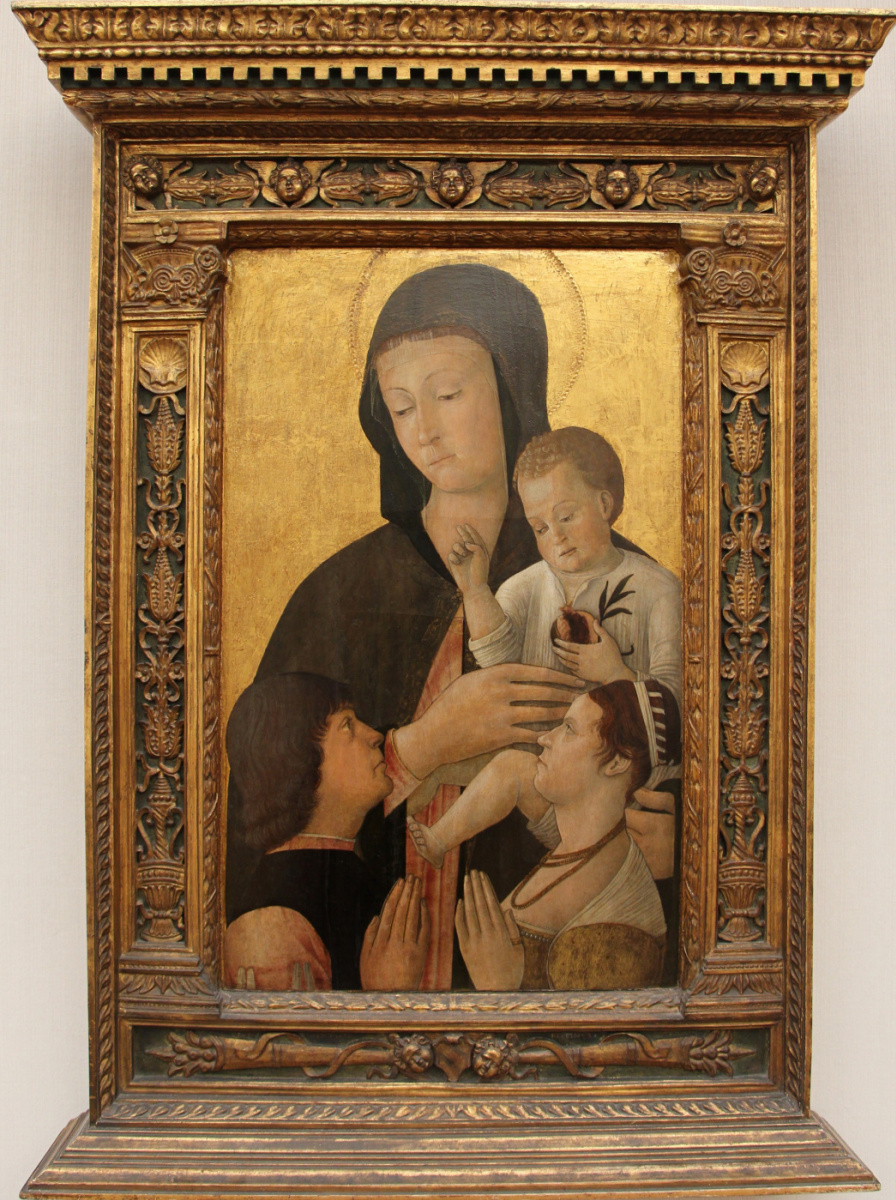 Джентиле Беллини. Мадонна с младенцем и двумя молящимися (в оформлении)