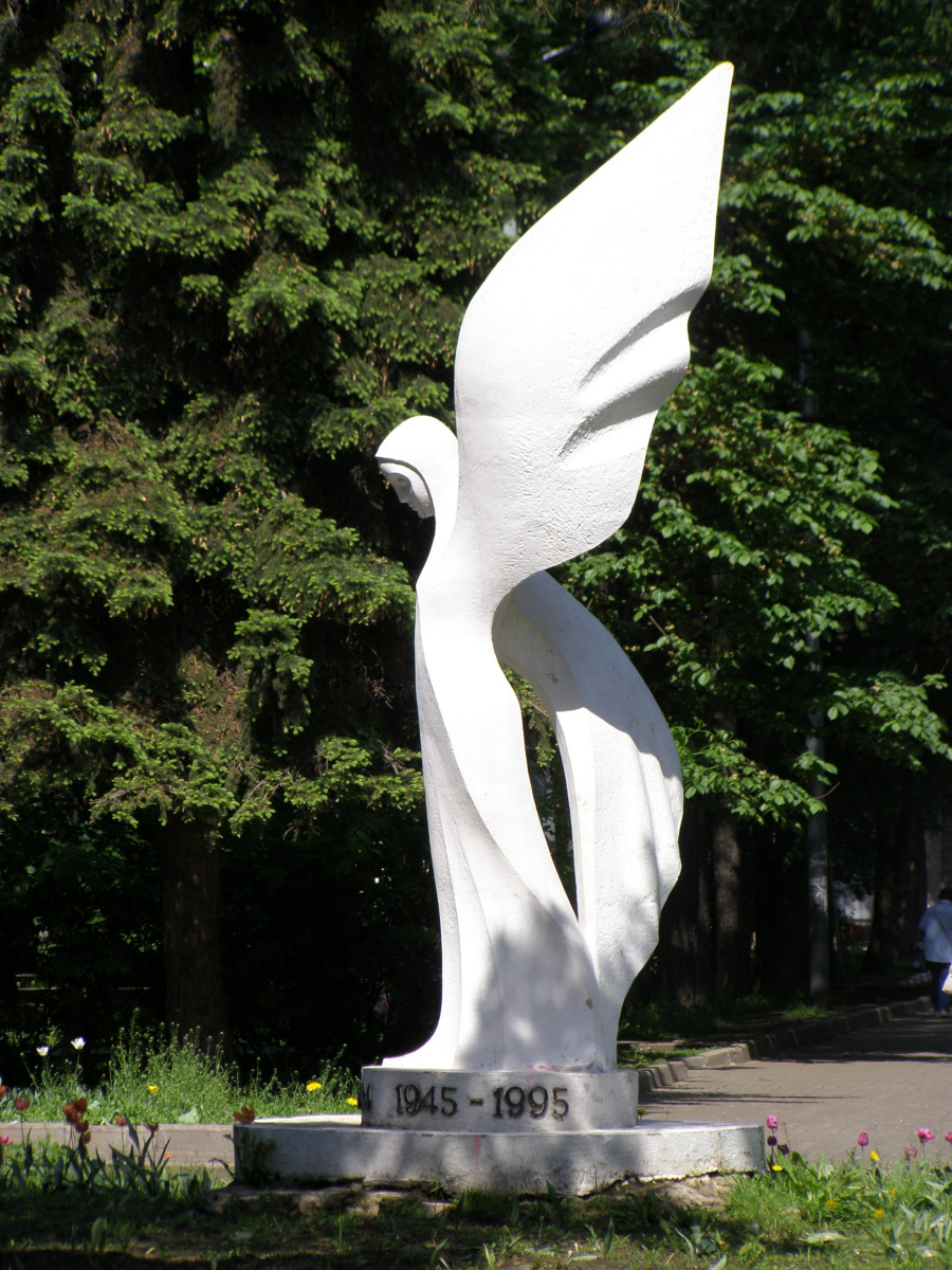 Адольф Эфраимович Нейстат. Памятник "Павшим и живым"