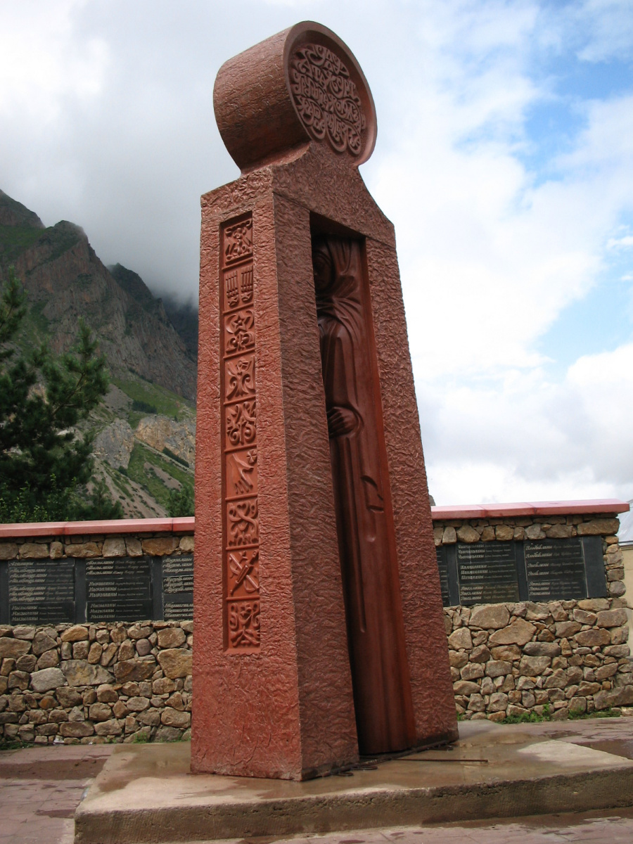 Памятник воинам-односельчанам, погибшим в войне 1941-1945 гг., с. Булунгу. Восточный фасад
