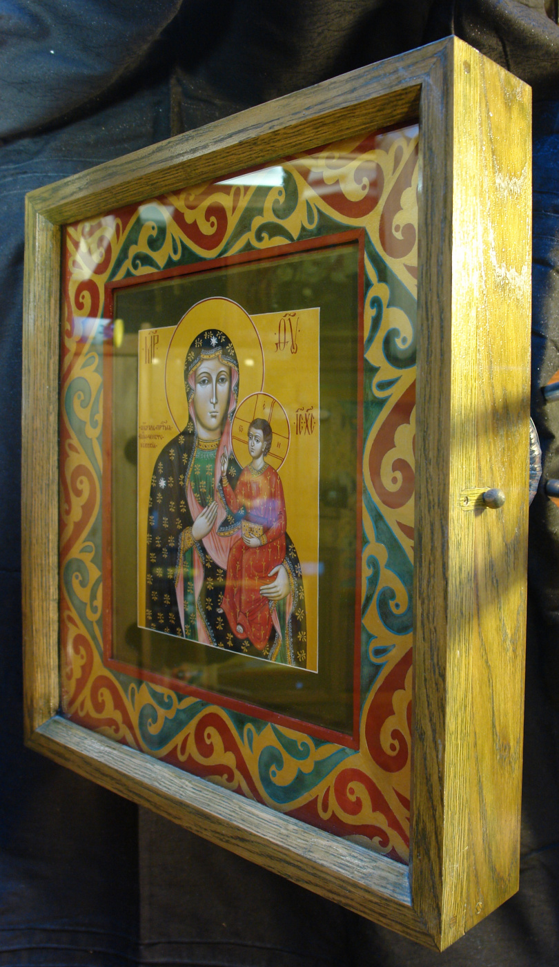 Икона Богородицы Ченстоховская в росписном киоте