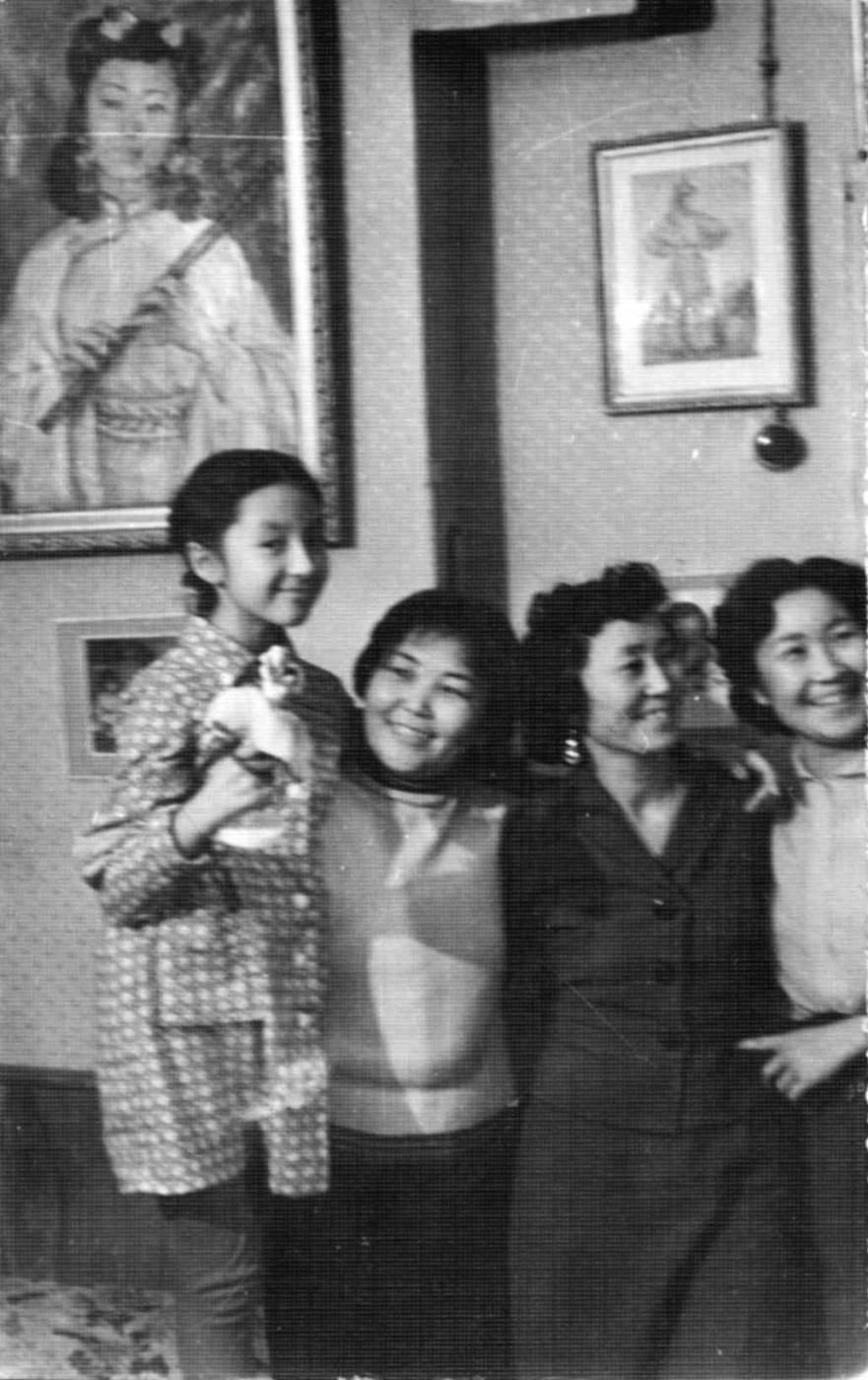 Надежда Николаевна Рушева. Надя Рушева (слева) и мама Наталья Ажикмаа (третья слева)