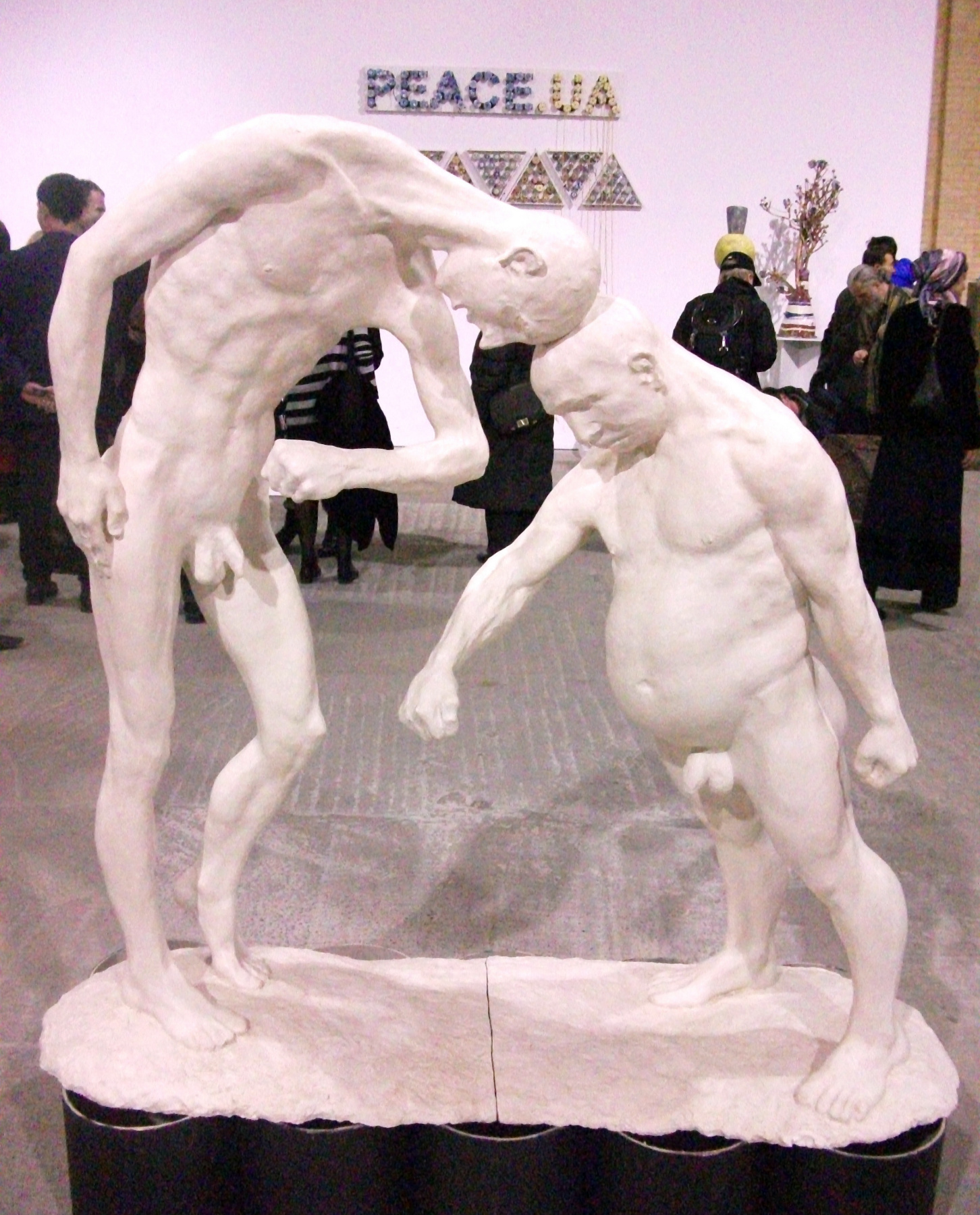 Большой скульптурный салон в Киеве: принцессы, носороги и песиголовцы из воска