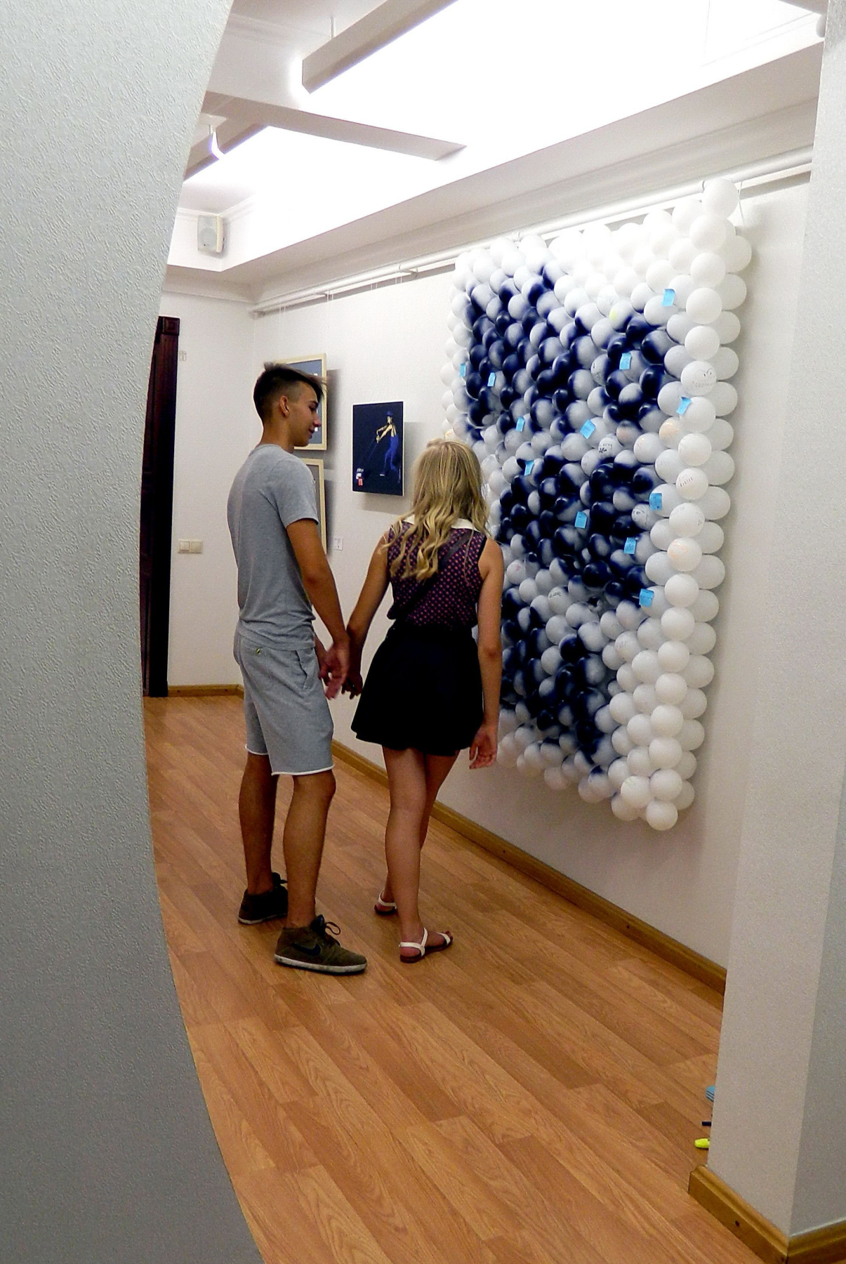 Скованные одной сетью. Киевская галерея исследует влияние соцсетей на современников