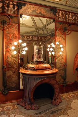 Интерьер ювелирного дома Жоржа Фуке. Эскиз камина со скульптурой, зеркалом, витриной и деталями орнамента для стен