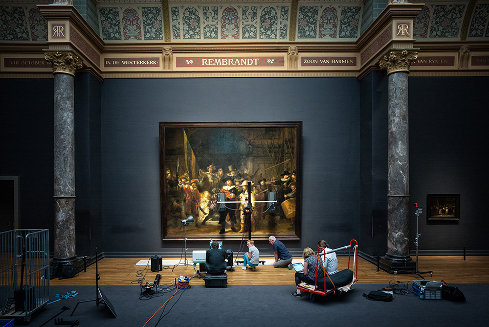 Культовый «Ночной дозор» Рембрандта идёт на реставрацию – на виду у публики