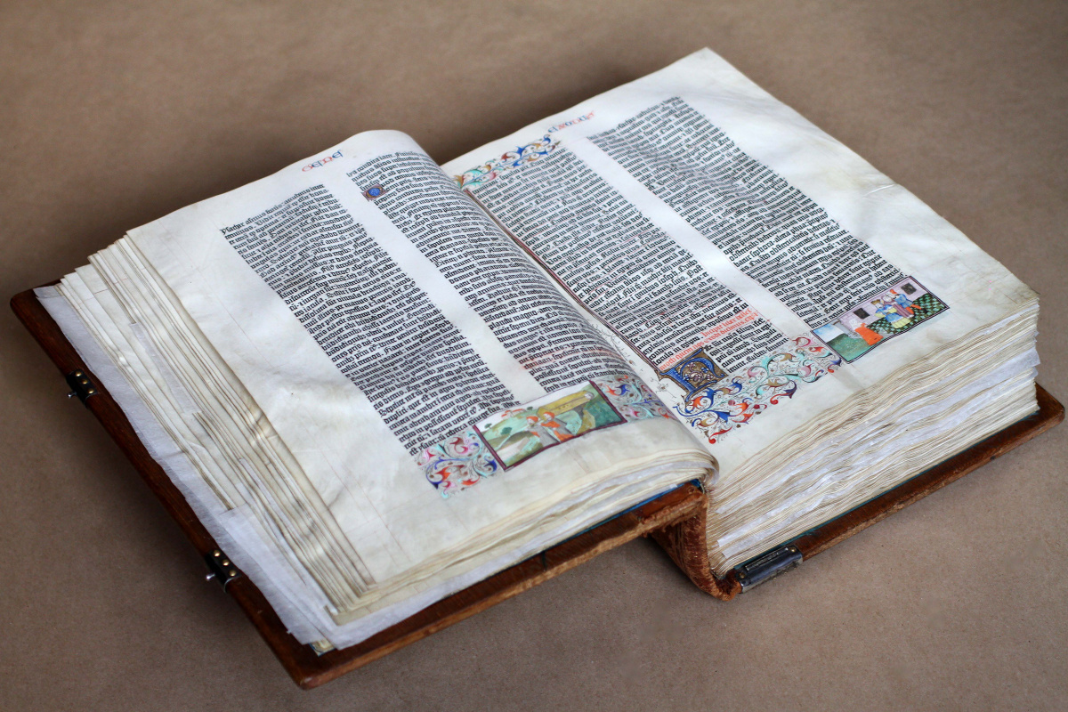 Оригинальную Библию Гутенберга показывают на специальной выставке