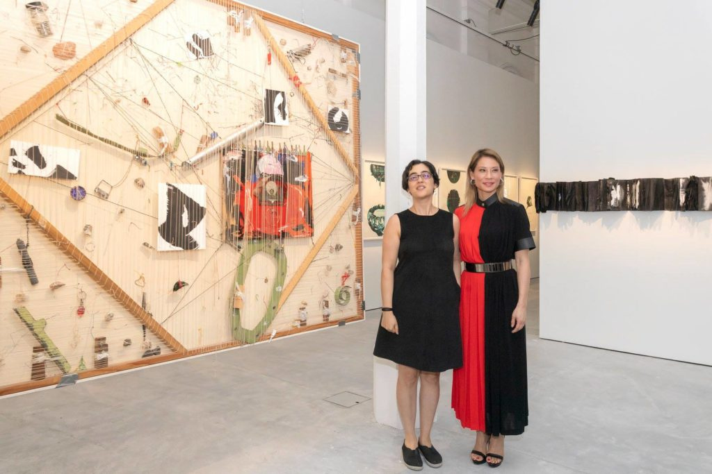 Люси Лью и Шубиги Рао на открытии выставки «Бездомные вещи». Фото Национального музея Сингапура