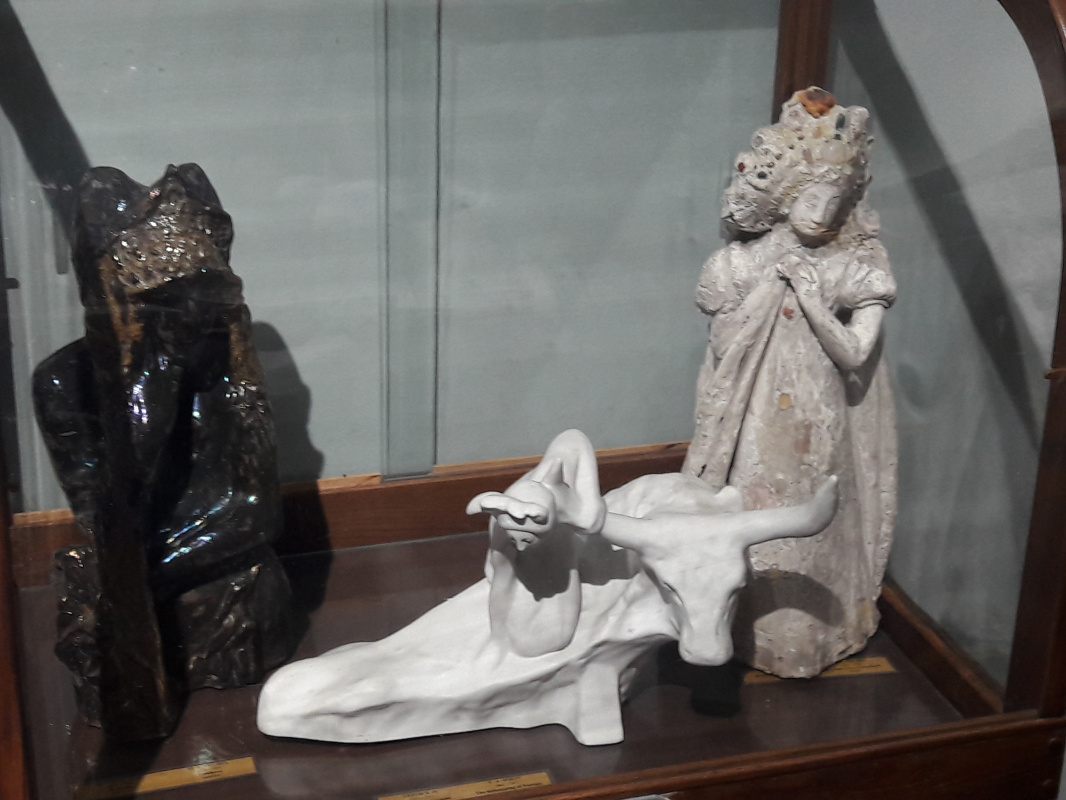 Скульптурная модель, выполненная Серовым, экспонируется в Одесском художественном музее. В витрине п