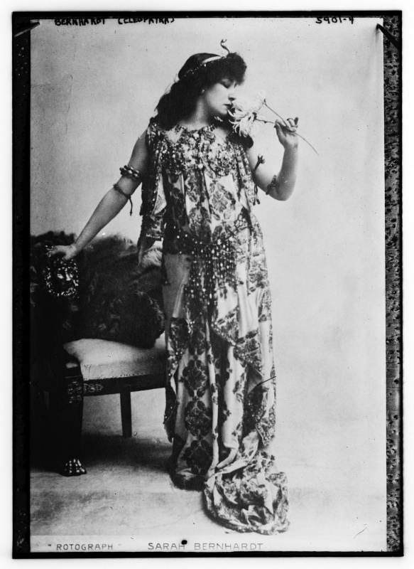 Сара Бернар в сценическом костюме Клеопатры. Украшения созданы Рене Лаликом. 1890