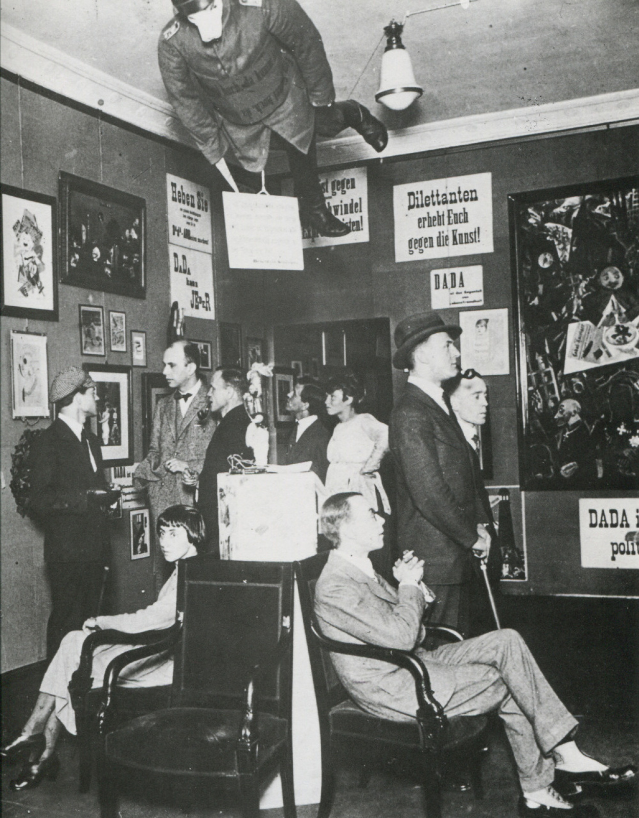 Открытие первой «Международной выставки Дада» в книжном магазине доктора Берчарда, Берлин, 1920 г. Ф