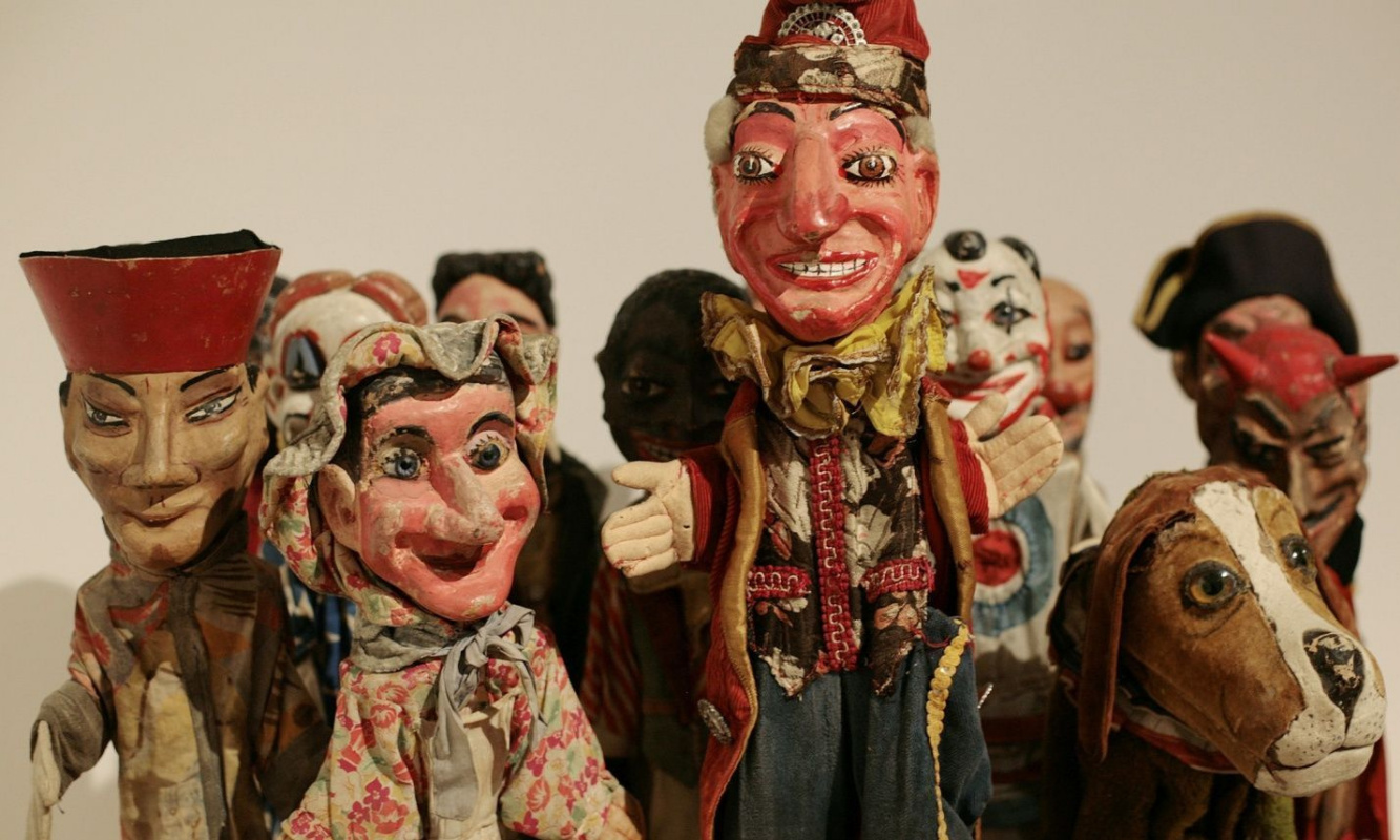 Куклы, черепа и маски из личных коллекций Херста и Уорхола: что собирают скандальные творцы совриска?